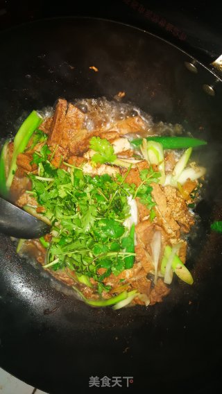 香卤豆腐皮炒香菜的做法步骤：6