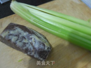 火腿西芹的做法步骤：1