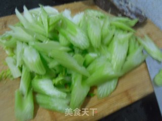 火腿西芹的做法步骤：2