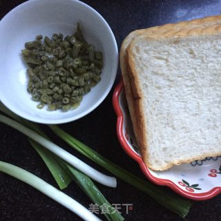 青蒜咸菜烤吐司的做法步骤：1