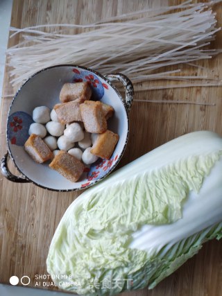 丸子鱼豆腐炖白菜的做法步骤：1