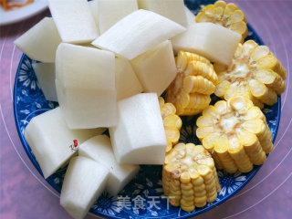 玉米萝卜扇骨汤的做法步骤：4