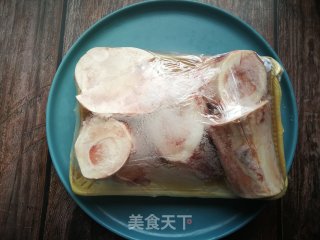 胡萝卜红菇炖牛棒骨的做法步骤：1