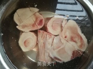 胡萝卜红菇炖牛棒骨的做法步骤：2