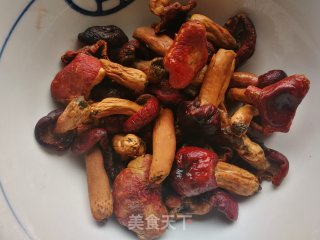 胡萝卜红菇炖牛棒骨的做法步骤：3