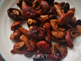 胡萝卜红菇炖牛棒骨的做法步骤：6