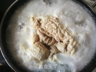 胡萝卜红菇炖牛棒骨的做法步骤：9