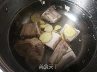 胡萝卜红菇炖牛棒骨的做法步骤：11