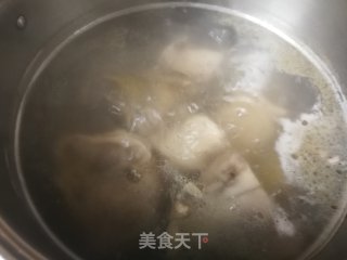 胡萝卜红菇炖牛棒骨的做法步骤：12