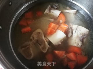 胡萝卜红菇炖牛棒骨的做法步骤：15