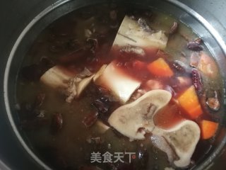 胡萝卜红菇炖牛棒骨的做法步骤：17