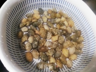 比饭店还好吃的爆炒花甲的做法步骤：2