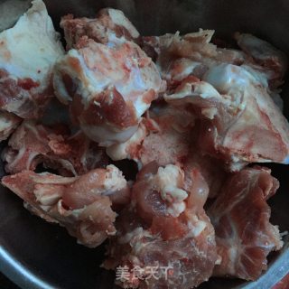 玉米筒骨汤的做法步骤：1