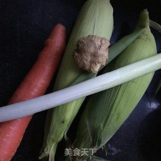 玉米筒骨汤的做法步骤：2