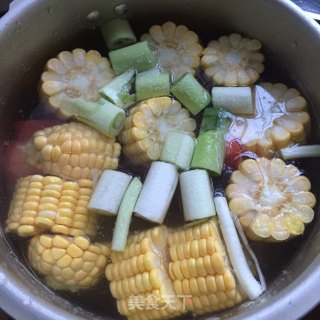 玉米筒骨汤的做法步骤：6