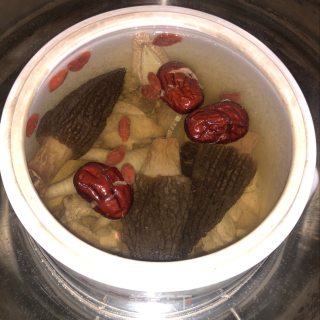 羊肚菌老母鸡汤的做法步骤：3