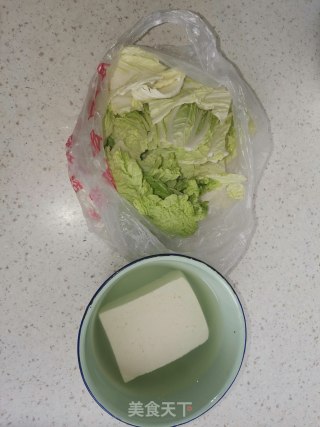 白菜烧冻豆腐的做法步骤：1