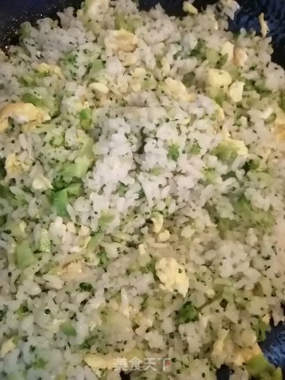 西兰花炒饭的做法步骤：8