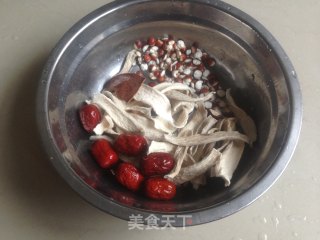 五指毛桃煲鸡汤的做法步骤：2
