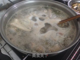 五指毛桃煲鸡汤的做法步骤：3