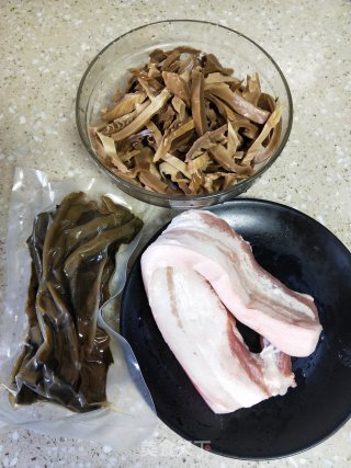 五花肉咸菜笋干煲的做法步骤：1
