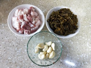 五花肉咸菜笋干煲的做法步骤：2