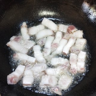 五花肉咸菜笋干煲的做法步骤：3