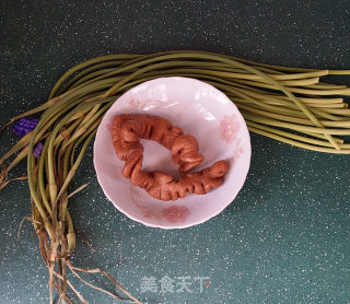 蒜苗炒肥肠的做法步骤：1