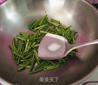 蒜苗炒肥肠的做法步骤：5