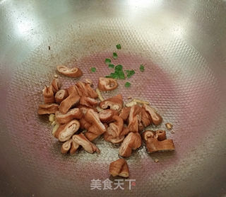 蒜苗炒肥肠的做法步骤：6