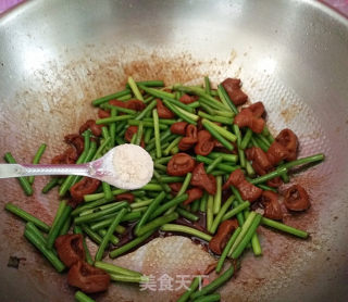 蒜苗炒肥肠的做法步骤：9