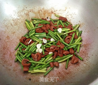 蒜苗炒肥肠的做法步骤：10