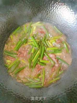 快手好吃的下饭菜蒜苔炒肉的做法步骤：4
