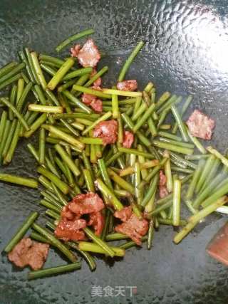 快手好吃的下饭菜蒜苔炒肉的做法步骤：5