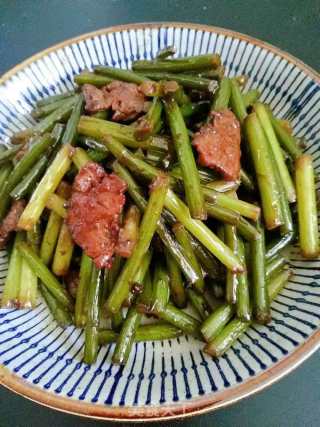 快手好吃的下饭菜蒜苔炒肉的做法步骤：7