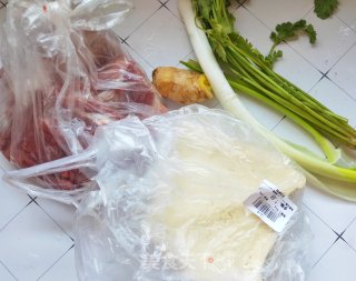冬天必备的暖身补品：5分钟就能搞定的粉条豆腐羊肉汤的做法步骤：1