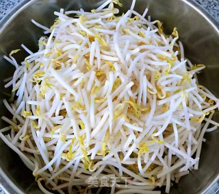 韭菜炒豆芽胡萝卜香肠的做法步骤：1
