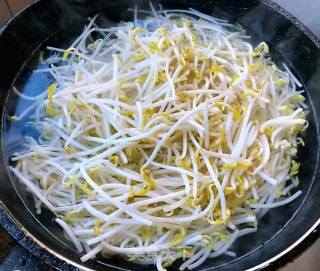韭菜炒豆芽胡萝卜香肠的做法步骤：2