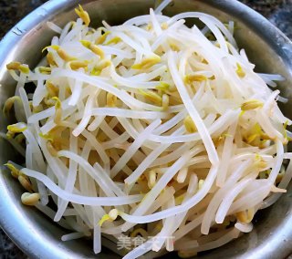 韭菜炒豆芽胡萝卜香肠的做法步骤：3