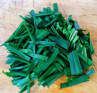 韭菜炒豆芽胡萝卜香肠的做法步骤：4