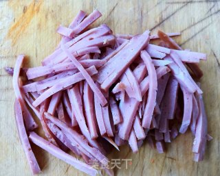 韭菜炒豆芽胡萝卜香肠的做法步骤：5