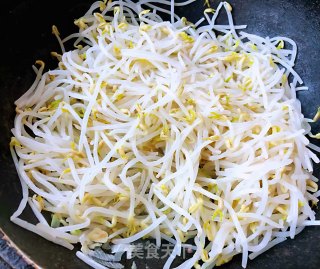 韭菜炒豆芽胡萝卜香肠的做法步骤：7
