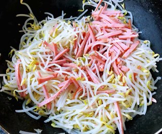 韭菜炒豆芽胡萝卜香肠的做法步骤：8