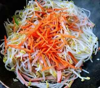 韭菜炒豆芽胡萝卜香肠的做法步骤：9