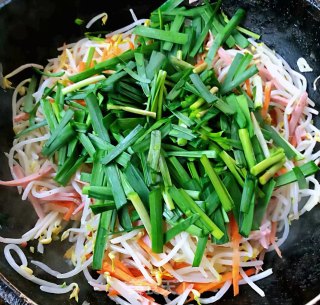 韭菜炒豆芽胡萝卜香肠的做法步骤：10