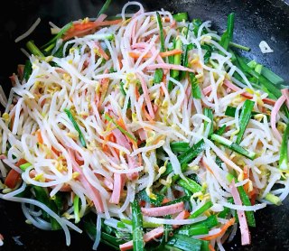 韭菜炒豆芽胡萝卜香肠的做法步骤：11