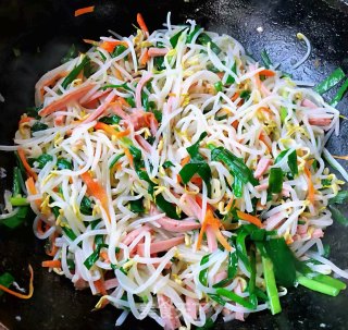 韭菜炒豆芽胡萝卜香肠的做法步骤：12