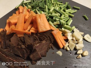 蒜薹炒牛肉片的做法步骤：1