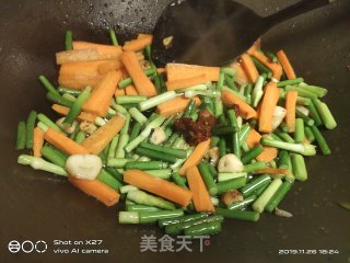蒜薹炒牛肉片的做法步骤：3