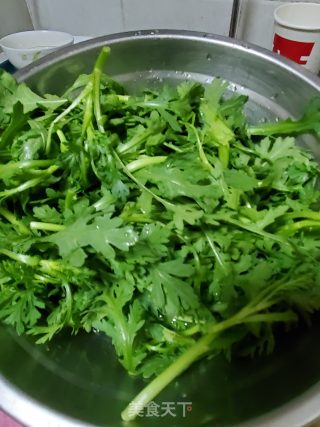 清烫茼蒿的做法步骤：1